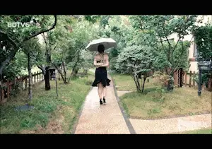 YT713 炫酷的造型和大写的尴尬：拉丁雨中散步偶遇大爷